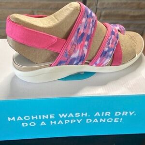NIB Bzees Pink Carnival Washable Sandal wedge hill. Ladies size 9